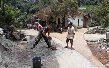 Babinsa dan Warga Karya Bakti  Bangun Talud