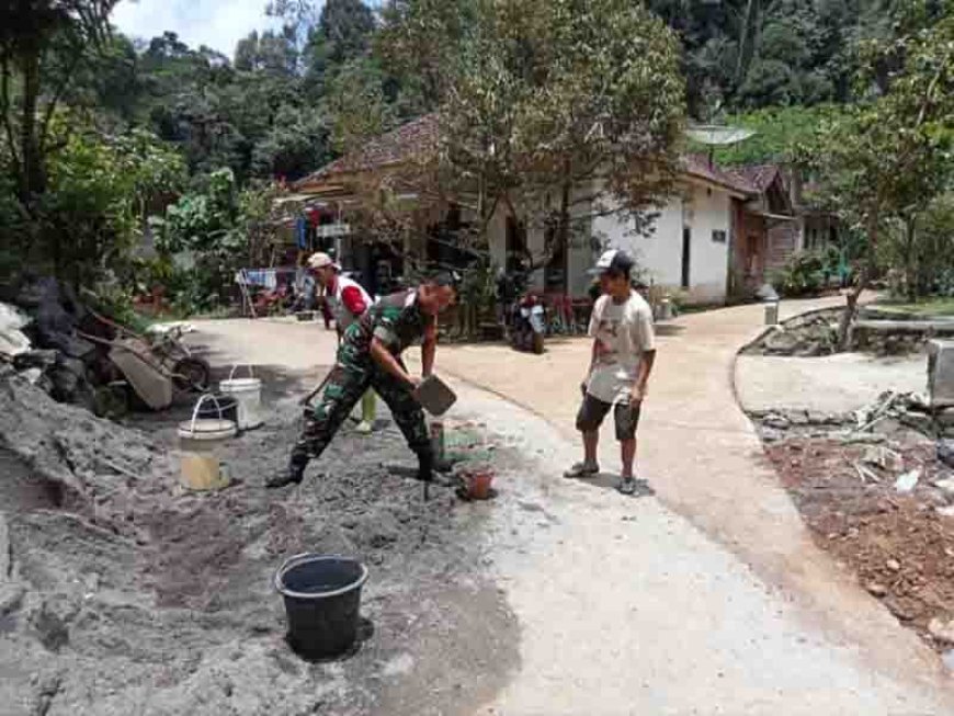 Babinsa dan Warga Karya Bakti  Bangun Talud