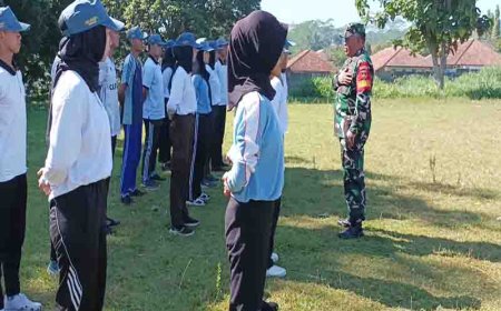 Babinsa Latih Paskibra Tingkat Kecamatan Sigaluh 2023