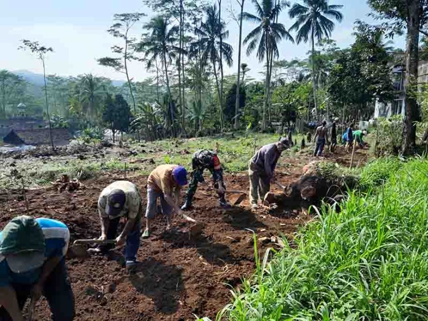 HADIRNYA BABINSA DI TENGGAH- TENGAH MASYARAKAT BAHWA BETAPA PENTINGNYA GOTONG- ROYONG