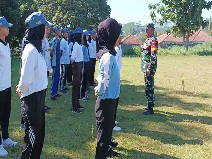 Babinsa Latih Paskibra Tingkat Kecamatan Sigaluh 2023