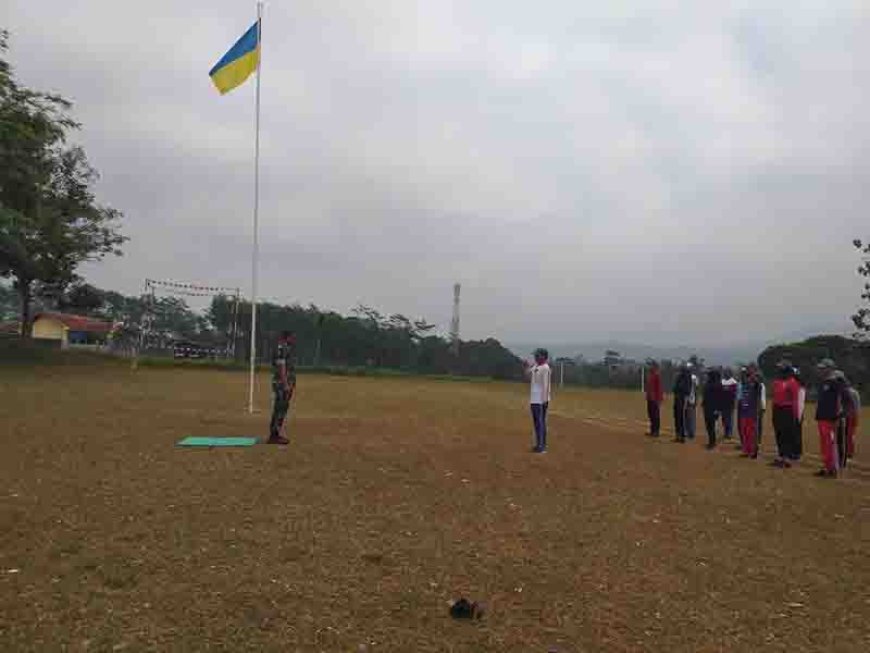  Babinsa Koramil 12 Sigaluh Latih Paskibra Tingkat Kecamatan