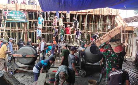 Kemanunggalan Babinsa Koramil 13/Banjarmangu Bersama Warga Gotong Royong Pengecoran Gedung TPQ