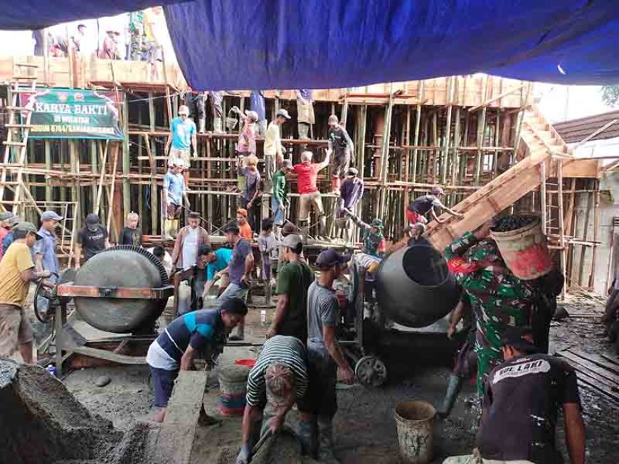 Kemanunggalan Babinsa Koramil 13/Banjarmangu Bersama Warga Gotong Royong Pengecoran Gedung TPQ