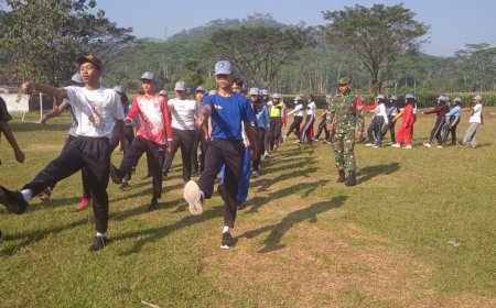 MENYUKSESKAN PERINGATAN HUT RI KE-79, SINERGITAS TNI-POLRI, BABINSA DAN BABINKAMTIBMAS KORAMIL 12/SIGALUH MELAKSANAKAN PEMBINAAN DAN PELATIHAN PBB BAGI ANGGOTA PASKIBRAKA 