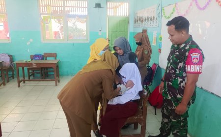 Sukseskan program BIAS Babinsa Koramil/12 Sigaluh Dampingi petugas kesehatan Beri Imunisasi