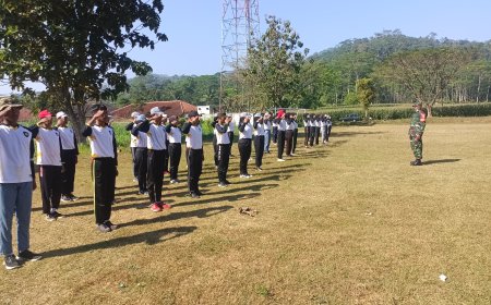 Babinsa Koramil 12/ Sigaluh perketat latihan anggota paskibra kec. Sigaluh