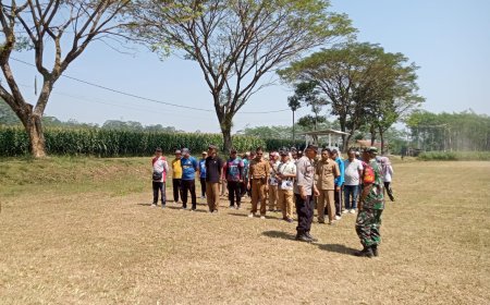 Babinsa Korami 12/ Sigaluh Latih aparatur Desa Baris Berbaris