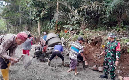 Babinsa Koramil 12/ Sigaluh Dan warga Gotong-Royong Pengecoran jalan Desa