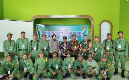 Tingkatkan Kemampuan, Babinsa dan Babinkamtibmas Sigaluh Latih Serta Berikan Pembekalan Kepada Linmas 