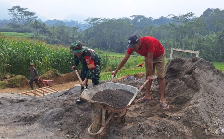 Babinsa Koramil 12/ Sigaluh Bantu perbaikan Saluran irigasi