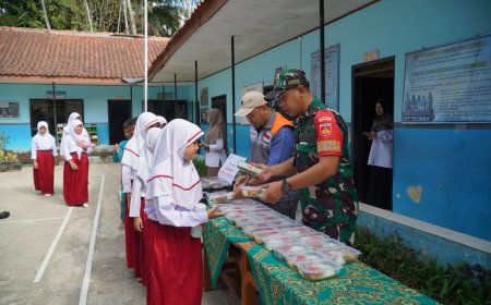 Babinsa Koramil 12/ Sigaluh Dampingi pembagian Sarapan Bergizi Kepada Siswa-siswi Mi Muhammadiyah