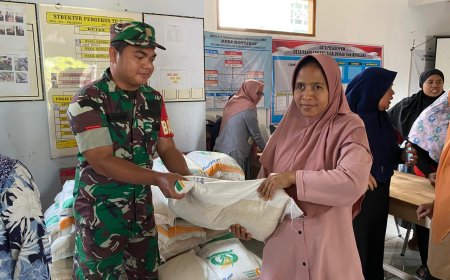 Babinsa Dampingi Penyaluran Beras Dari Bulog Untuk Warga