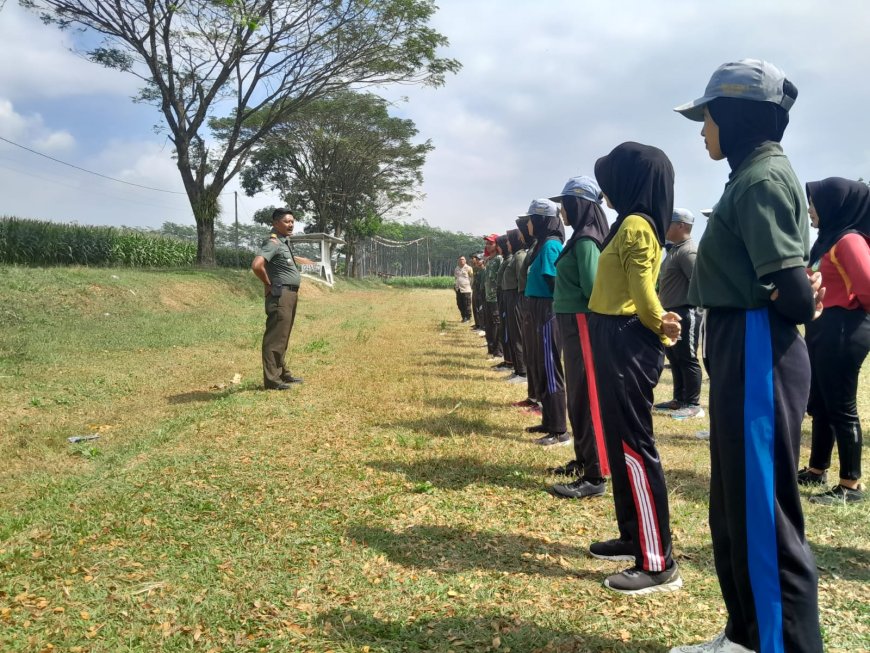 Danramil12/Sigaluh Berikan semangat dan motivasi kepada anggota paskibra kec. Sigaluh