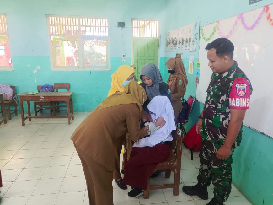 Sukseskan program BIAS Babinsa Koramil/12 Sigaluh Dampingi petugas kesehatan Beri Imunisasi