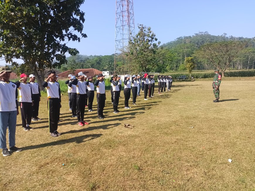 Babinsa Koramil 12/ Sigaluh perketat latihan anggota paskibra kec. Sigaluh
