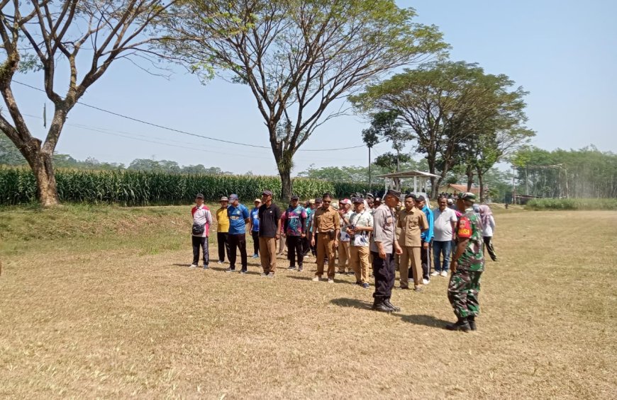 Babinsa Korami 12/ Sigaluh Latih aparatur Desa Baris Berbaris