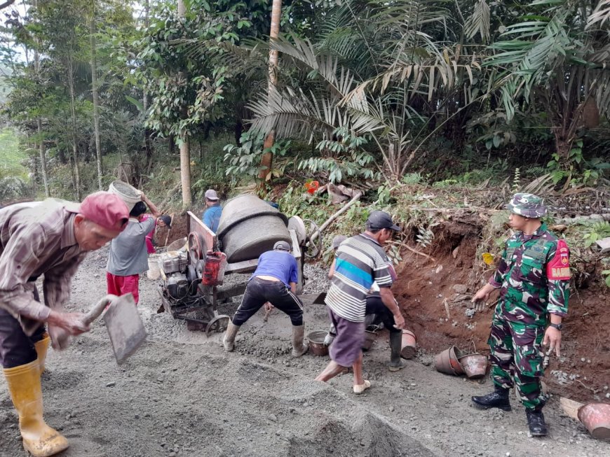 Babinsa Koramil 12/ Sigaluh Dan warga Gotong-Royong Pengecoran jalan Desa