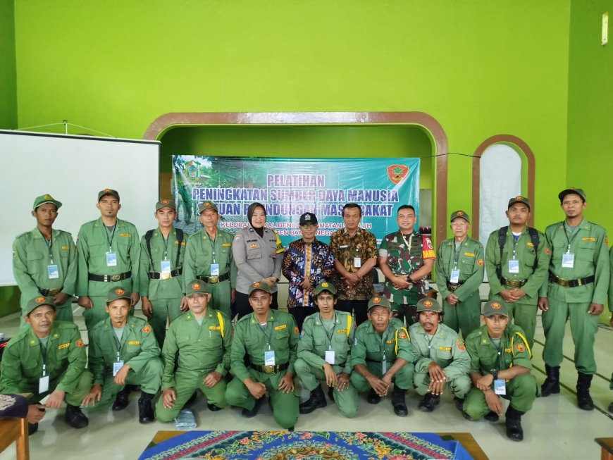 Tingkatkan Kemampuan, Babinsa dan Babinkamtibmas Sigaluh Latih Serta Berikan Pembekalan Kepada Linmas 