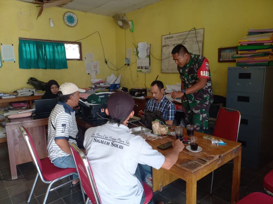 Perbaharuhi Data Wilayah, Babinsa Melaksanakan Puldata Ter di kantor Desa