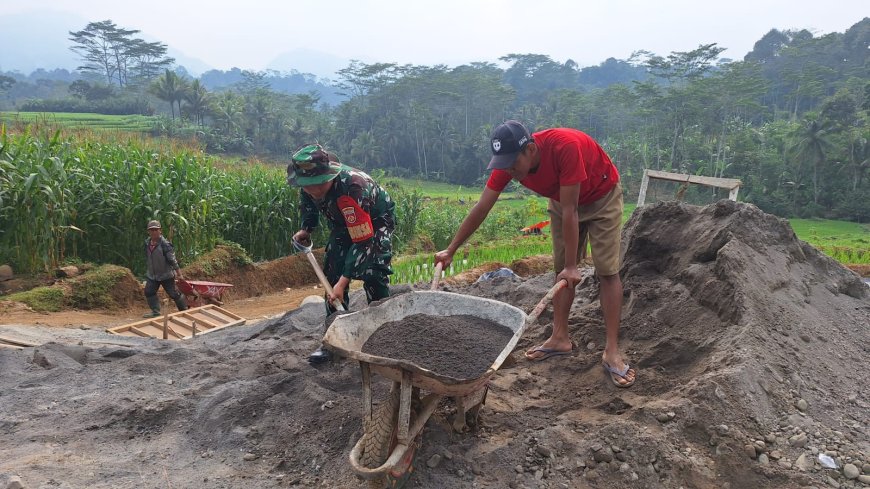 Babinsa Koramil 12/ Sigaluh Bantu perbaikan Saluran irigasi