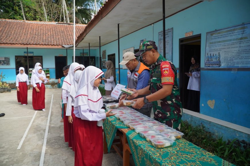 Babinsa Koramil 12/ Sigaluh Dampingi pembagian Sarapan Bergizi Kepada Siswa-siswi Mi Muhammadiyah