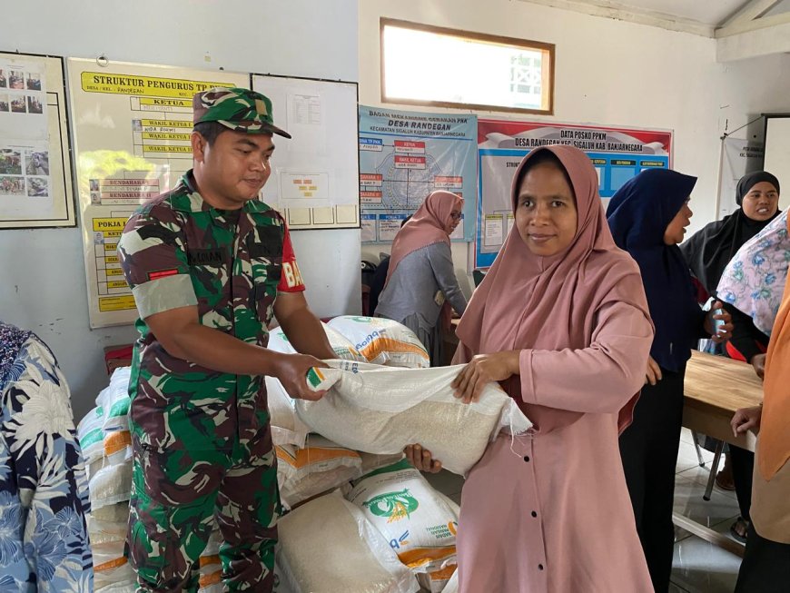 Babinsa Dampingi Penyaluran Beras Dari Bulog Untuk Warga