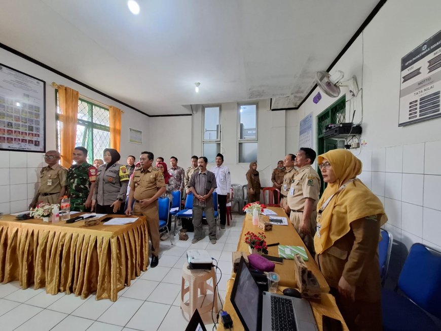 Wakili Danramil, Babinsa Koramil 12/ Sigaluh menghadiri undangan Rapat LOKAKARYA MINI LINTAS SEKTORAL TW III