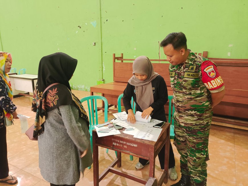 Babinsa Koramil 12/ Sigaluh Dampingi Penyaluran bantuan pangan untuk keluarga resiko stunting