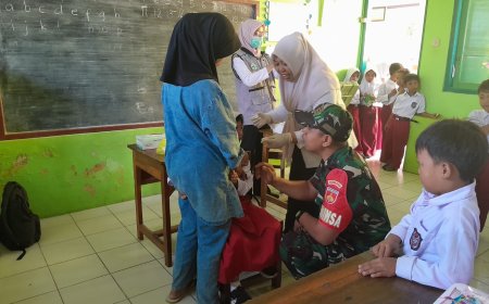 Babinsa Koramil 12/ Sigaluh Dampingi Bidan Desa Sukseskan Program Bulan imunisasi anak sekolah (BIAS)