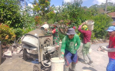 Babinsa Dan Warga Laksanakan Karya Bakti pengecoran jalan
