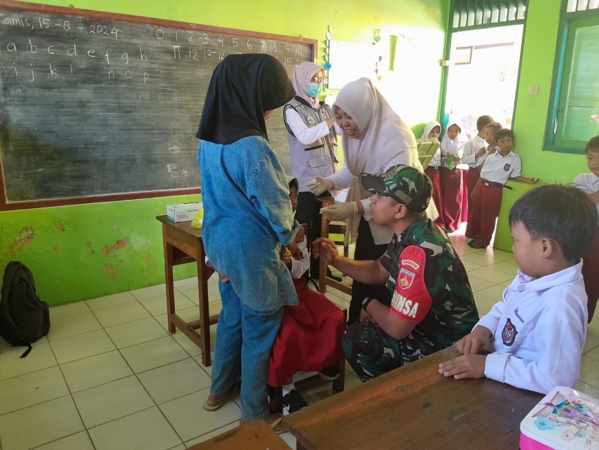 Babinsa Koramil 12/ Sigaluh Dampingi Bidan Desa Sukseskan Program Bulan imunisasi anak sekolah (BIAS)