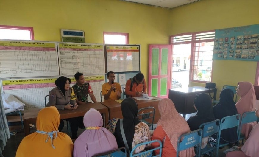 Pastikan tepat sasaran, Babinsa Bersama Babinkamtibmas kawal penyaluran  BLT (Bantuan langsung tunai)