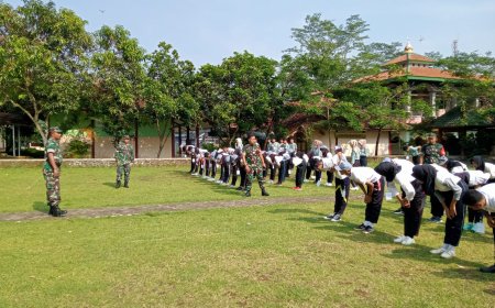 Tanamkan Kedisiplinan, Batuud Dan Babinsa Koramil 12/ Sigaluh Melatih PBB di SMA Negeri 1 Sigaluh