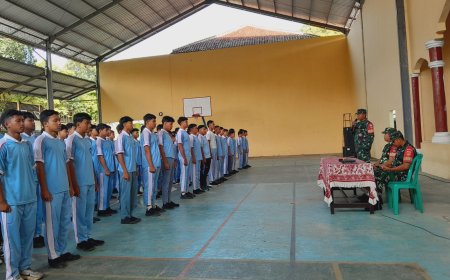 Batituud Koramil 12/ Sigaluh Beserta 3 Orang Babinsa Memberikan Materi Pendidikan Karakter dan Wasbang Siswa SMA N 1 Sigaluh