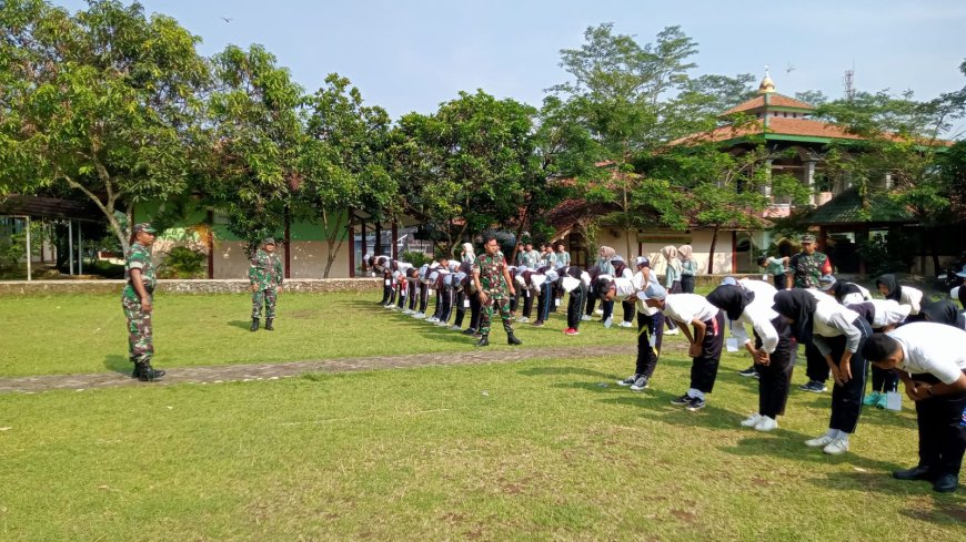 Tanamkan Kedisiplinan, Batuud Dan Babinsa Koramil 12/ Sigaluh Melatih PBB di SMA Negeri 1 Sigaluh