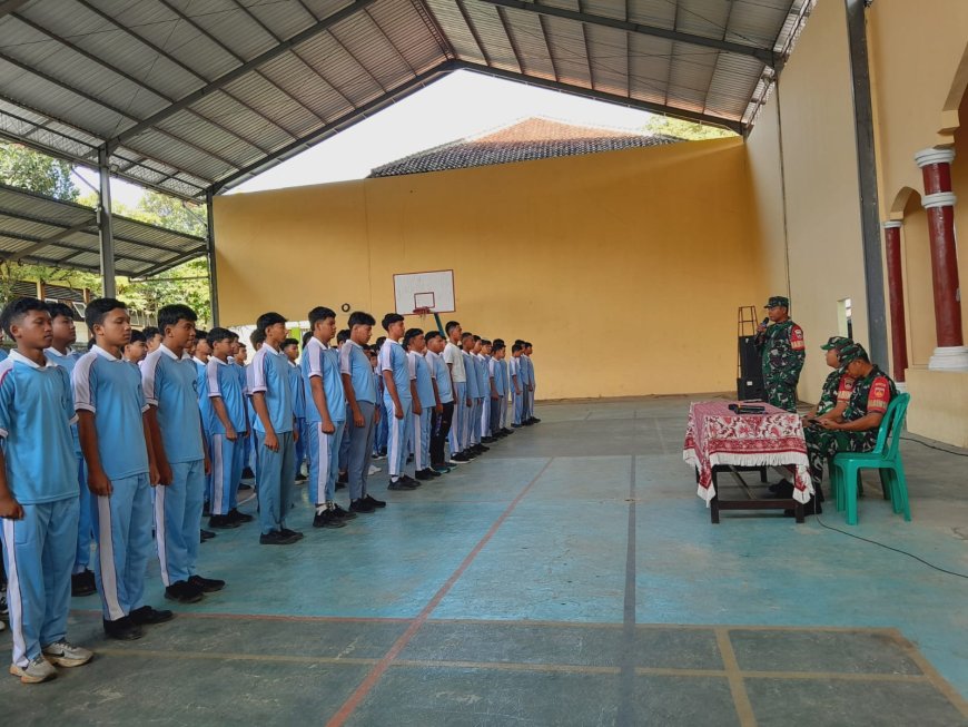 Batituud Koramil 12/ Sigaluh Beserta 3 Orang Babinsa Memberikan Materi Pendidikan Karakter dan Wasbang Siswa SMA N 1 Sigaluh