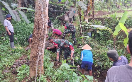 Penuhi Kebutuhan Air Di Persawahan, Batituud Koramil 12/Sigaluh Bersama Babinsa  Dan Warga Kerja Bakti Bersihkan Saluran Irigasi