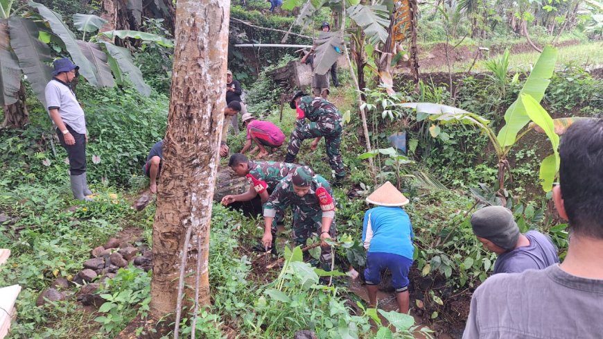 Penuhi Kebutuhan Air Di Persawahan, Batituud Koramil 12/Sigaluh Bersama Babinsa  Dan Warga Kerja Bakti Bersihkan Saluran Irigasi