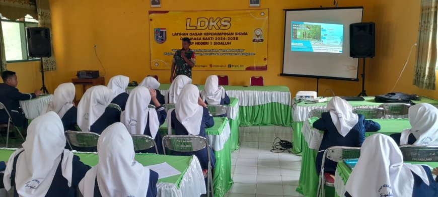 Babinsa Koramil 12/ Sigaluh Berikan Materi Latihan Dasar Kepemimpinan Kepada Pelajar