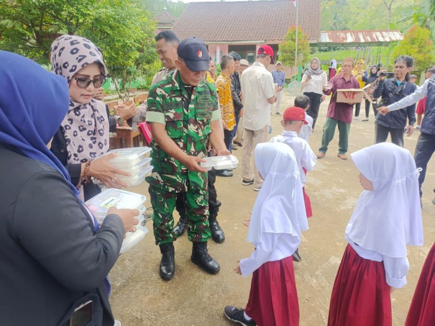 Batitud  Koramil 12 /Sigaluh menghadiri Acara  Ceremonial Pembagian Makan Bergizi Gratis Di SD Negeri 1  Bojanegara