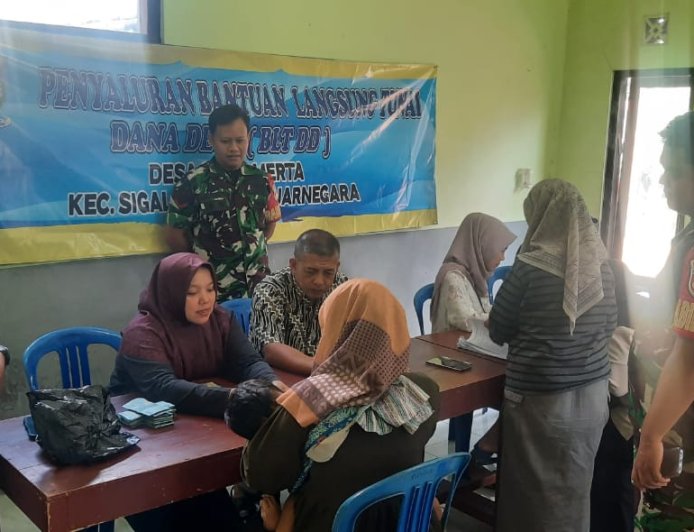 Wujud Peran Aktif, Babinsa Dampingi Penyaluran Bantuan Langsung Tunai Dana Desa( BLT DD)