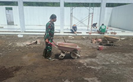 Babinsa Koramil 12 Sigaluh Awasi Pembangunan KDKMP di Desa Randegan