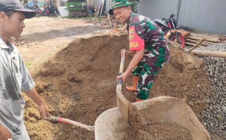 Babinsa Koramil 12 Sigaluh Awasi Pembangunan KDKMP di Kelurahan Kalibenda