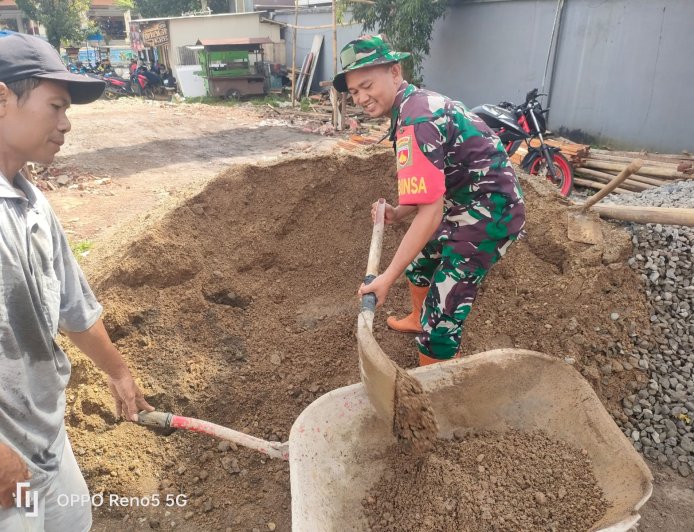 Babinsa Koramil 12 Sigaluh Awasi Pembangunan KDKMP di Kelurahan Kalibenda