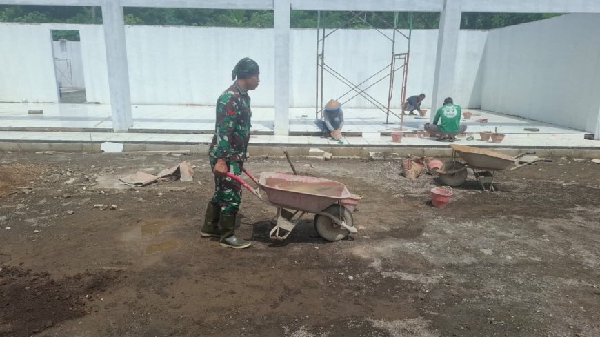 Babinsa Koramil 12 Sigaluh Awasi Pembangunan KDKMP di Desa Randegan