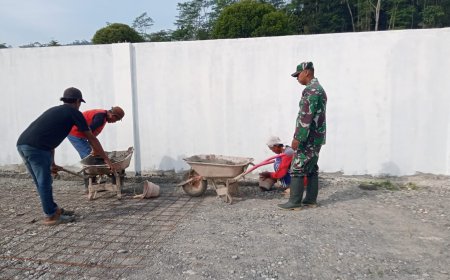 Babinsa Sigaluh Dampingi Pemasangan Wiremesh KDKMP di Desa Tunggara