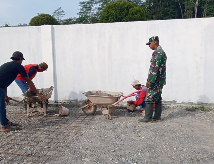 Babinsa Sigaluh Dampingi Pemasangan Wiremesh KDKMP di Desa Tunggara