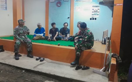 Anggota Koramil 12 / Sigaluh Patroli Siskamling Bersama Warga Cegah Gangguan Kamtibmas