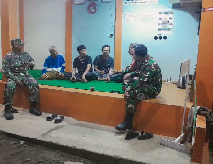 Anggota Koramil 12 / Sigaluh Patroli Siskamling Bersama Warga Cegah Gangguan Kamtibmas